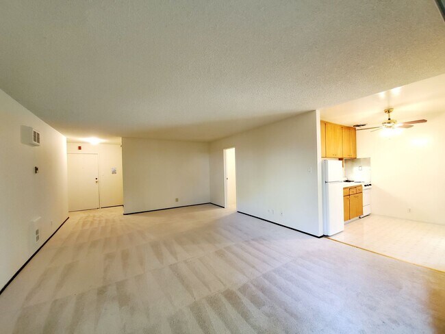 Building Photo - Woodlake studio available now!