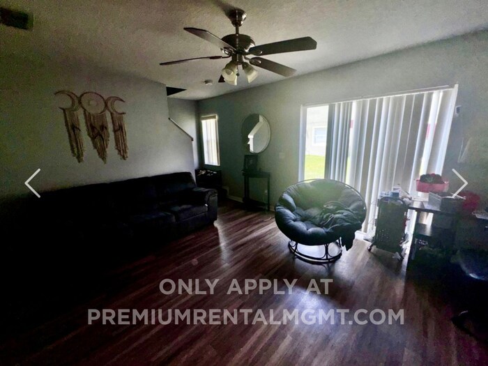 Foto del edificio - 3 bedroom 2.5 bath Oakcrest Townhome with Laminate and Tile flooring Throughout, and a 1 Car Garage!