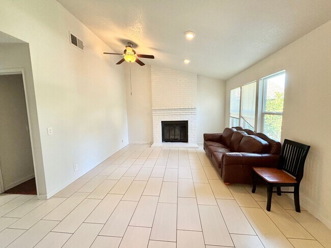Building Photo - Charming 3-bedroom, 2-bathroom home conven...