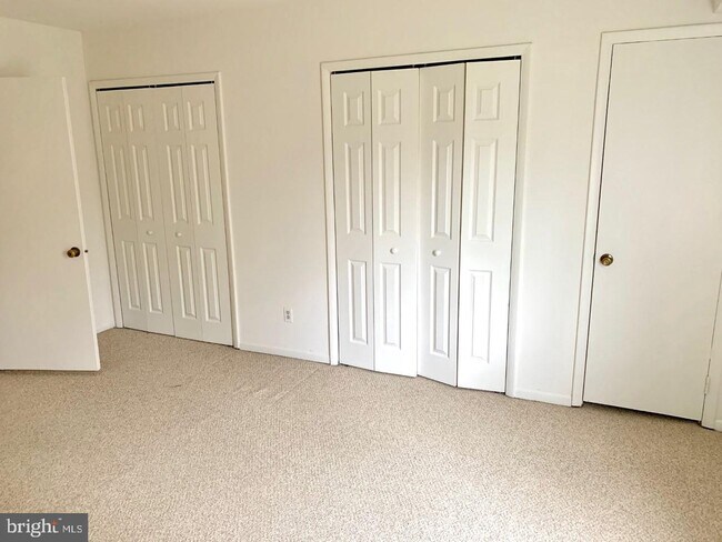 Building Photo - 3945 Lyndhurst Dr