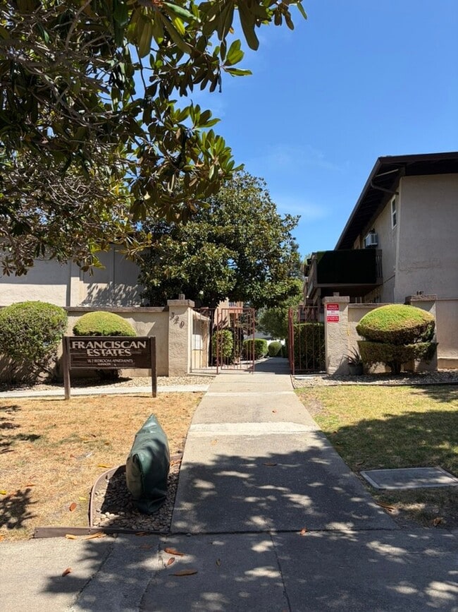 Building Photo - 320 Franciscan Ct
