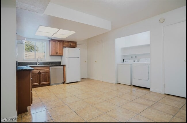 Building Photo - 6019 Vegas Dr