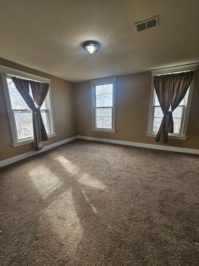 Building Photo - 929 Bridge