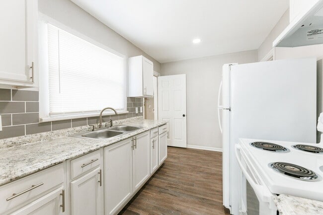 Building Photo - Cute 2 story home