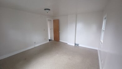 Building Photo - 136 S Giles St