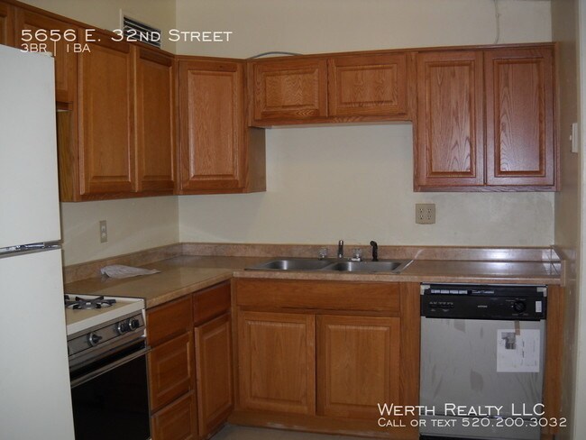 Building Photo - East Side 3BD Home!