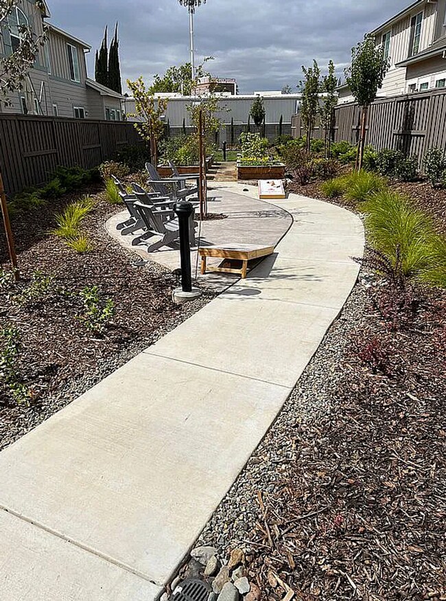 Foto del edificio - Gorgeous brand new home fully remodeled av...