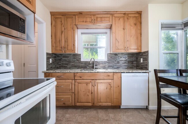 Building Photo - Newly Updated Liberty Wells Duplex!!