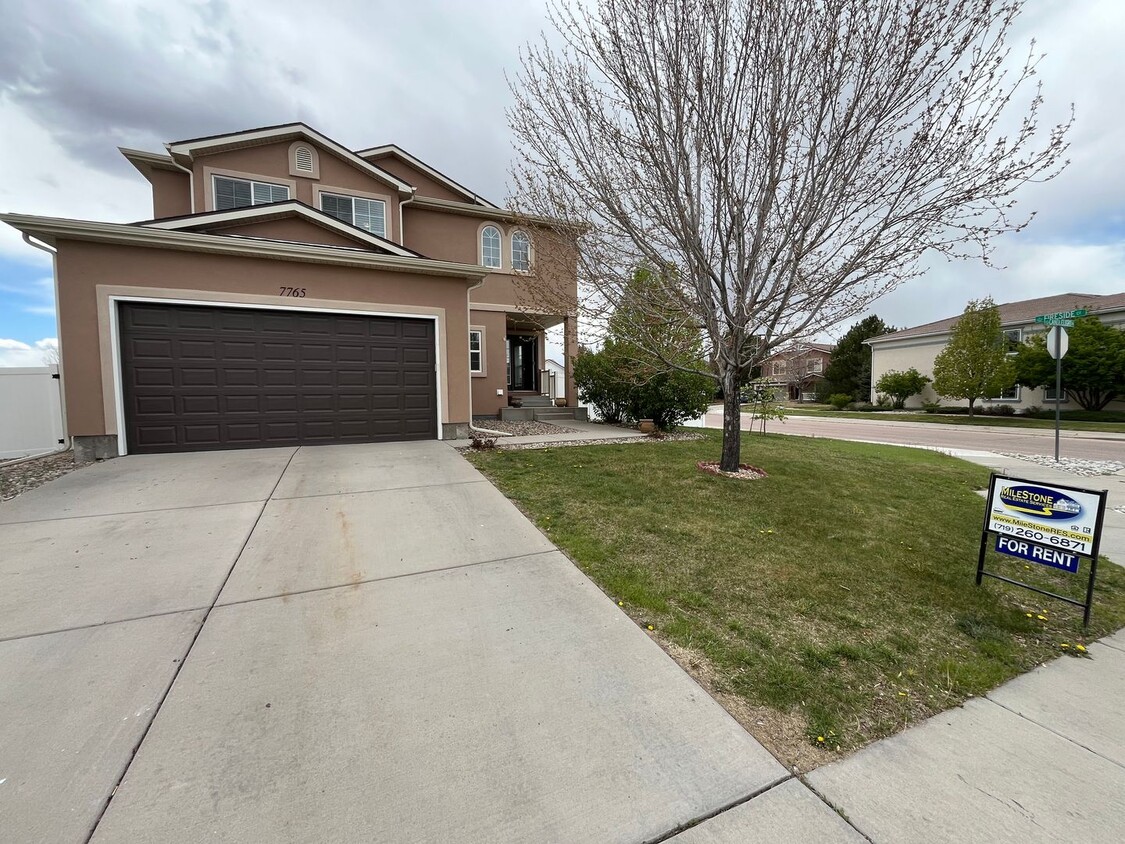 Primary Photo - 5 Bed, 3.5 Bath with A/C, Available Now! -...