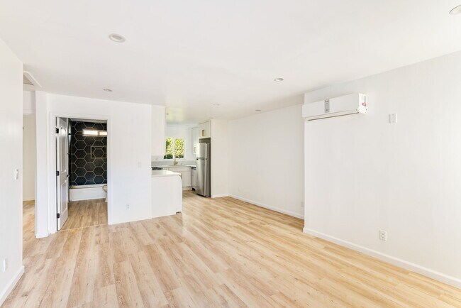 Foto del edificio - 6029 Eleanor Ave