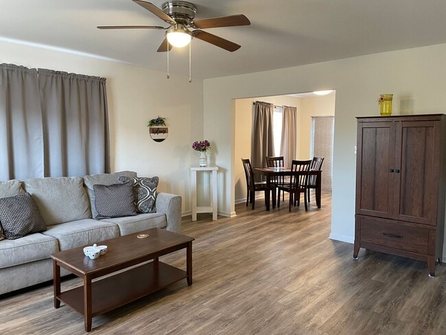 Building Photo - Fully Furnished Townhome