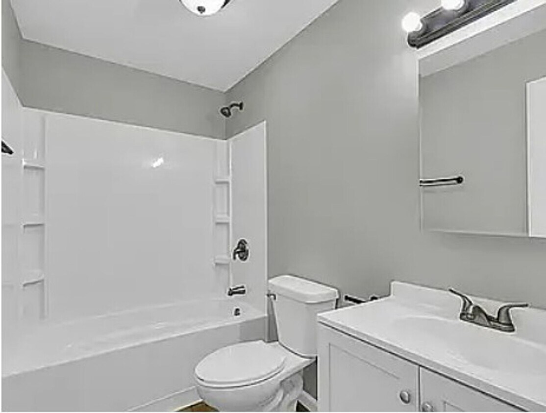 Foto del edificio - Two bedroom, one bath duplex. Completely r...