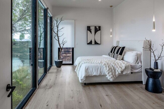 Building Photo - Modern Luxury Rental with Unobstructed Fla...