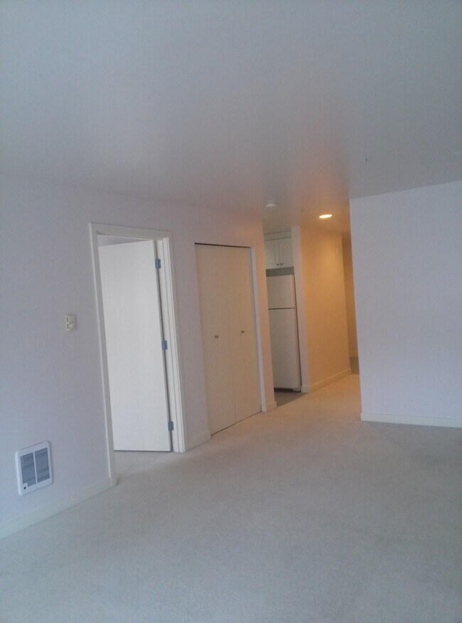 Building Photo - Future remodel Condo Apartemtn 1 BD/1 BA I...
