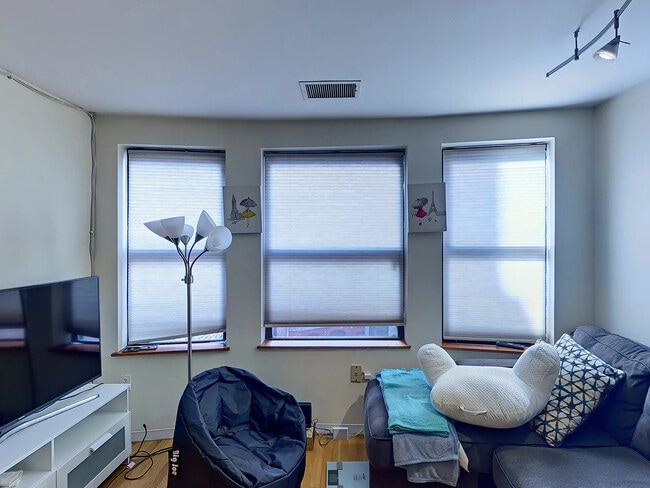 Building Photo - 111 Gainsborough St