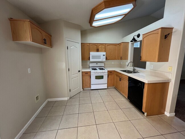 Foto del edificio - Wonderful Home MOVE IN READY!!!