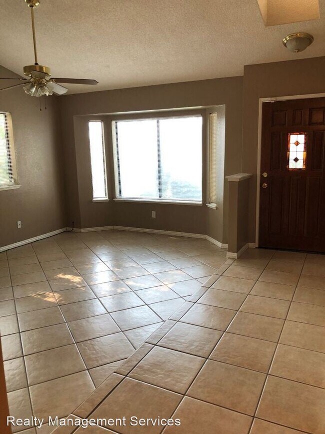 Foto del edificio - 3 br, 2 bath House - 8829 District Blvd.