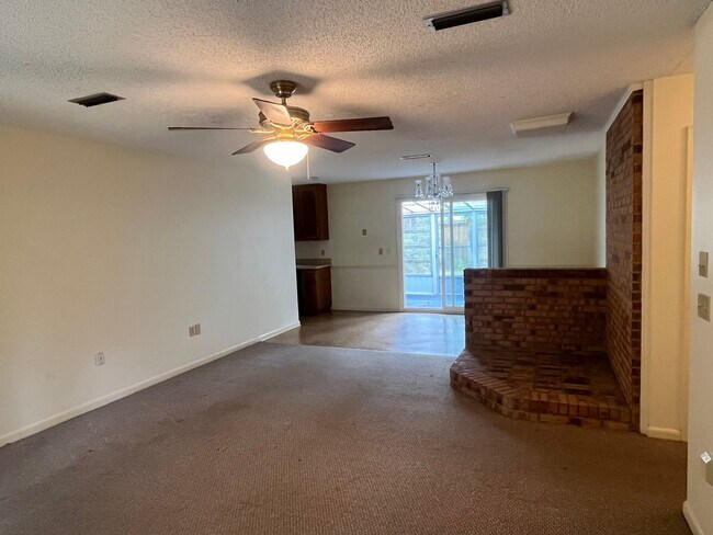 Foto del edificio - Charming Brick Home in Dowling Park