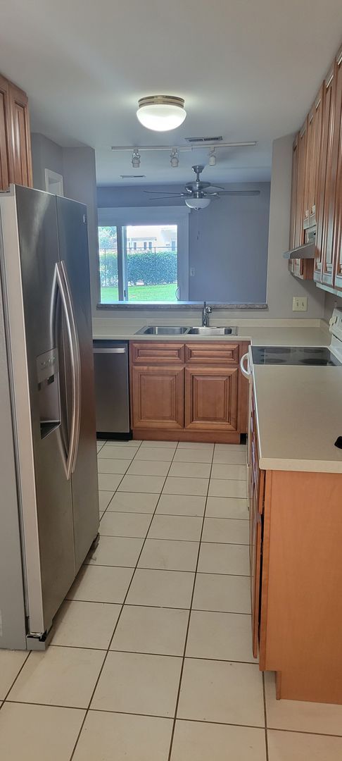 Building Photo - Knoxville 37923 - 2 bedroom 2.5 bath townh...