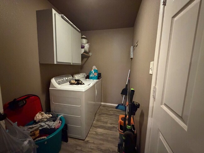 Building Photo - "Charming 3-Bed, 2-Bath - Spacious Comfort Awaits!"