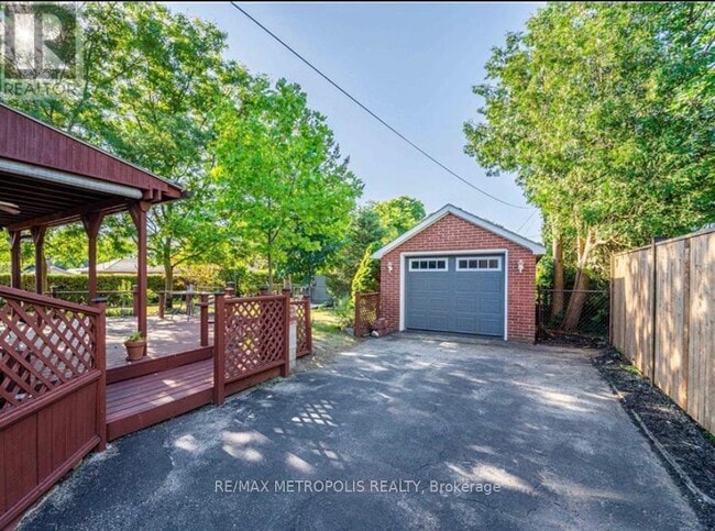 Building Photo - 117 Queensway Dr