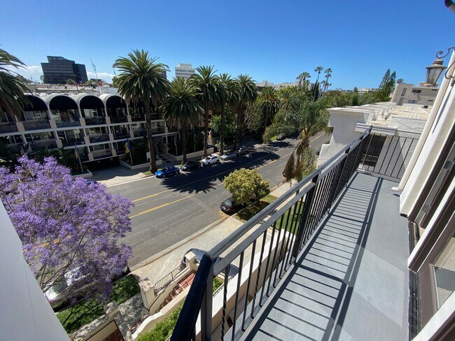 Foto del edificio - 11611 Montana Avenue, Unit PH2