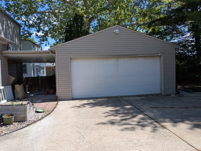 Building Photo - 1038 W Maple Ave S