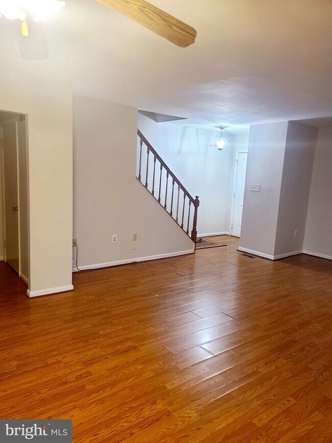 Building Photo - 8387 Oakgrove Ct