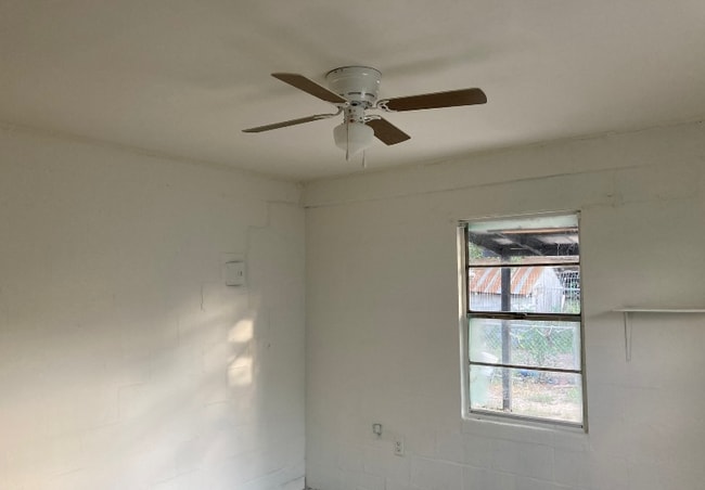 Building Photo - 904 E Lucas Ave