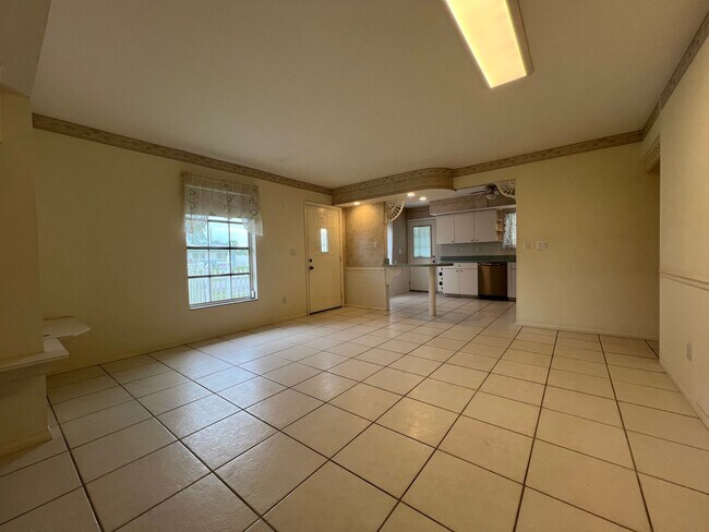 Foto del edificio - ** Annual ** 2 Bed / 2 Bath ** Single Family Home ** Conveniently Located ** $1,395