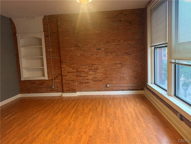 Building Photo - 317 S Clinton St
