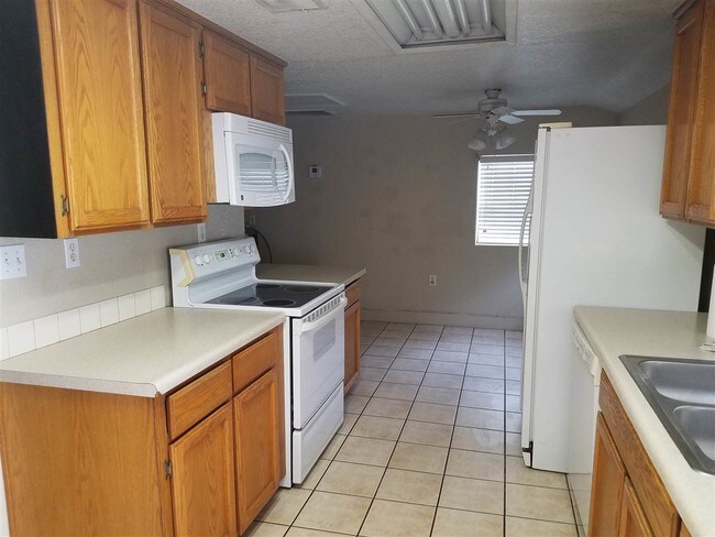 Building Photo - 1601 W Arcadia Ln
