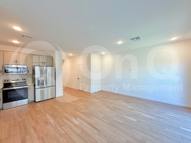 Building Photo - 2746 W Red Fox Rd