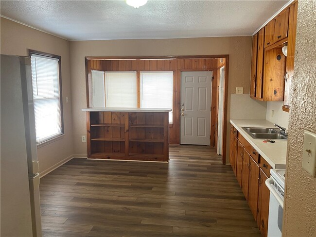 Building Photo - 922 Rosedale Dr