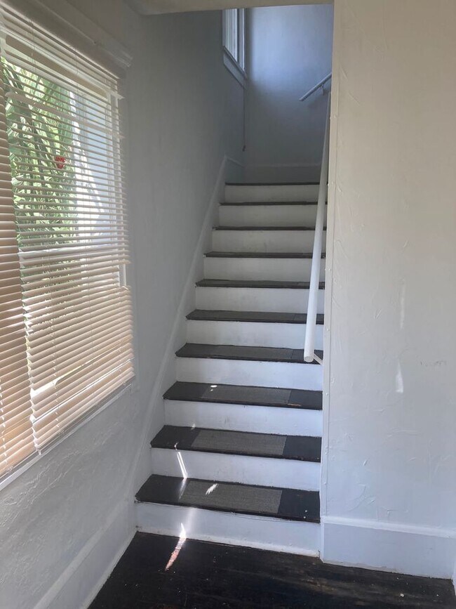 Foto del edificio - 827 N Oleander Ave