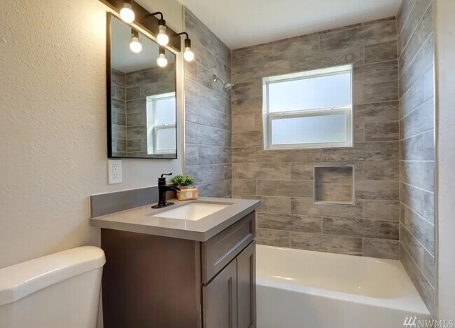 Foto del edificio - 2522 58th Ave NE