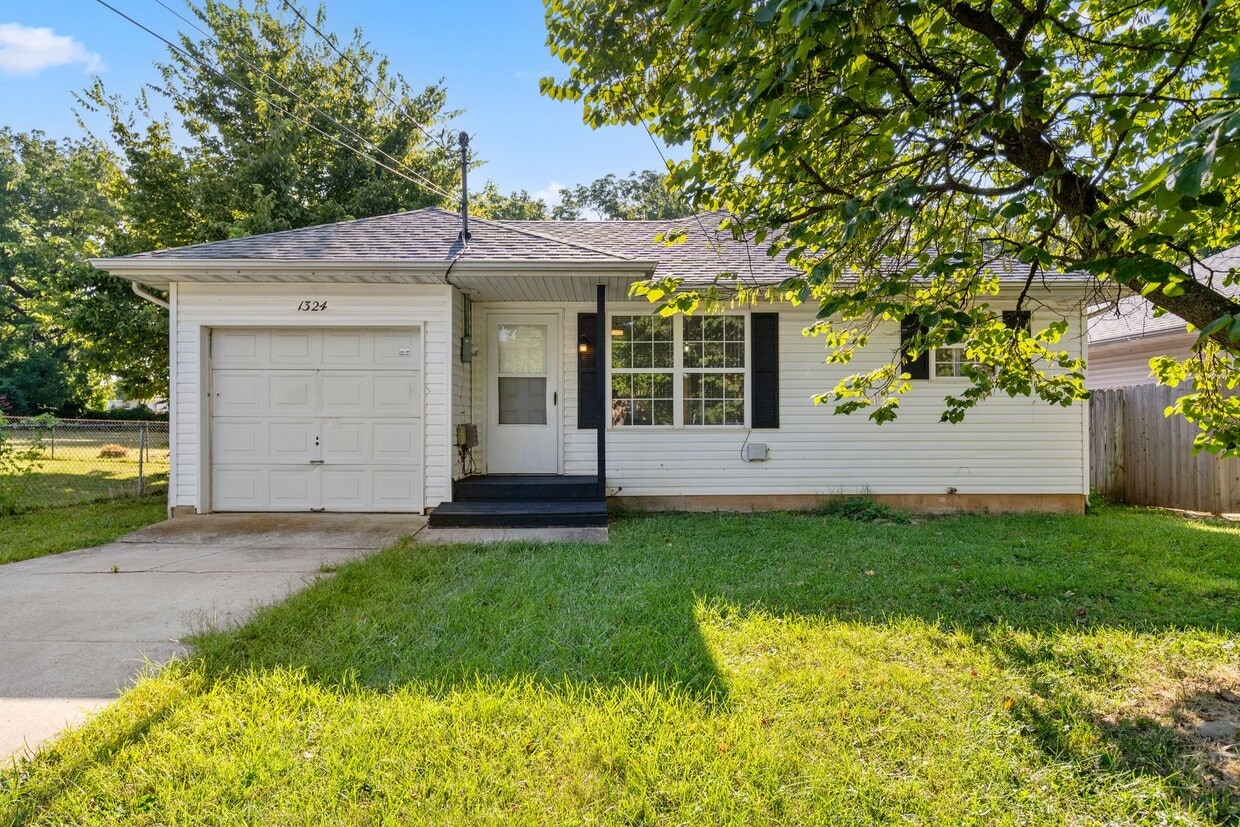 Primary Photo - Updated 3 bed/1 bath home! With a 1 car ga...