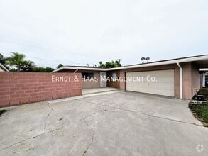 Building Photo - 904 S Kenmore St