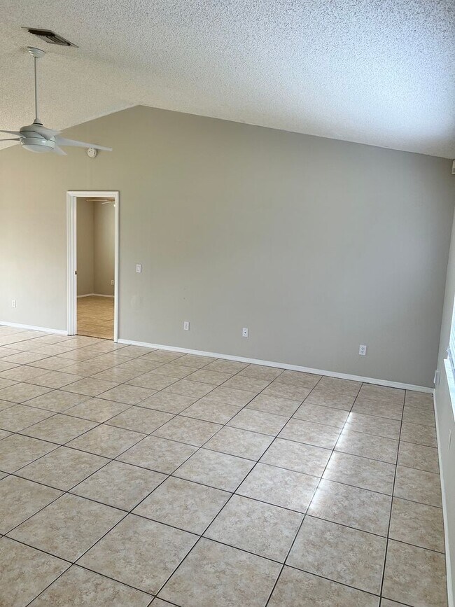 Building Photo - COZY 3 BEDROOM, 2 BATH HOME WITH TILE & LAMINATE THROUGHOUT, PRIVATE SCREENED PATIO