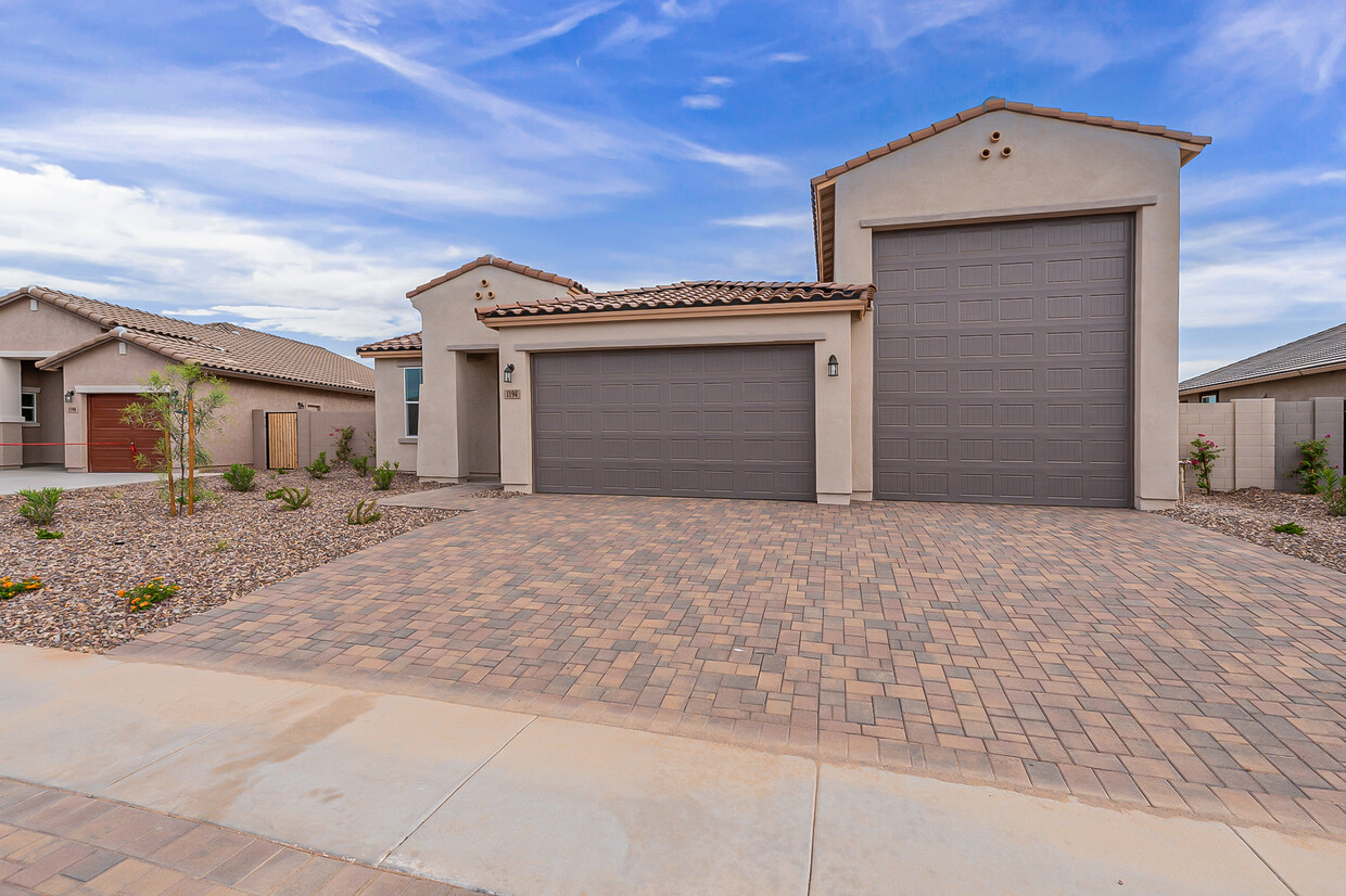 Primary Photo - 1194 E Crestridge Dr