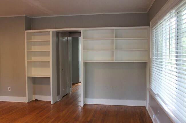 Foto del edificio - 927 S Flood Ave