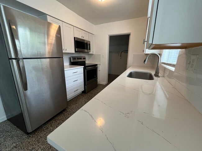 Building Photo - 3 Bed 2 Bath Home with Pool -  Available Now!