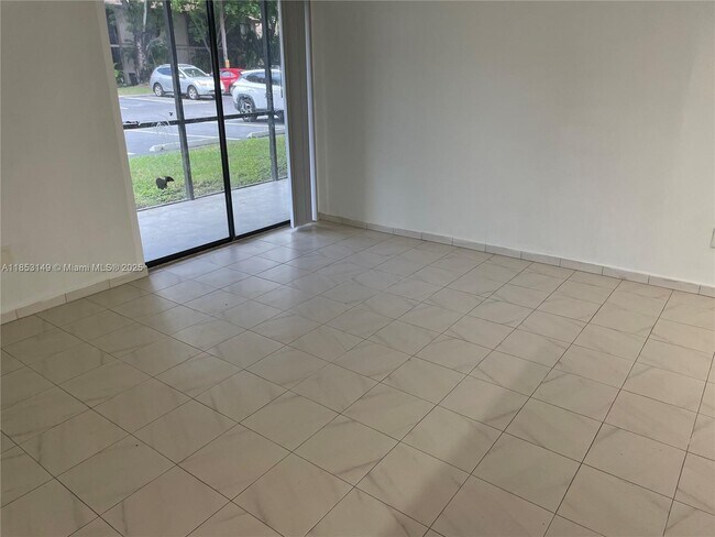 Foto del edificio - 771 NE 199th St