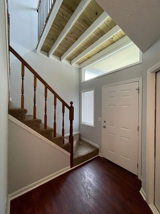 Foto del edificio - Rolling Acres - End Unit w/Several Beautif...