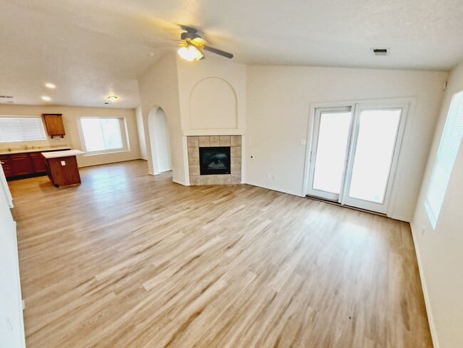 Foto del edificio - 4 bed home available in Huning Ranch!