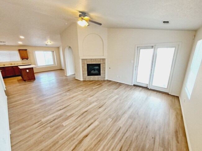 Foto del edificio - 4 bed home available in Huning Ranch! MOVE IN SPECIAL! 1/2 OFF 1ST MONTHS RENT