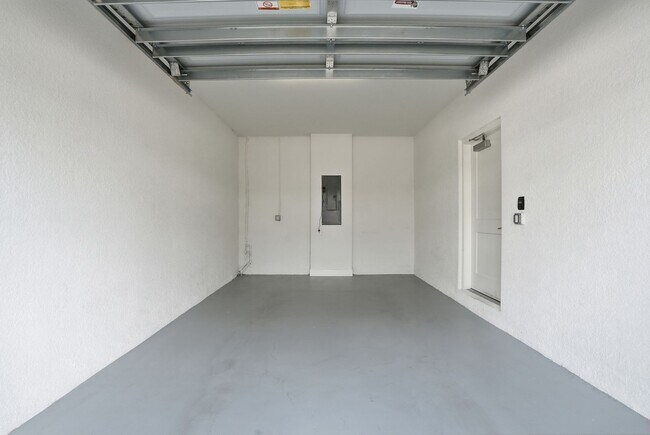 Foto del edificio - Fully Furnished 3 Bedroom, 3.5 Bath Townhome