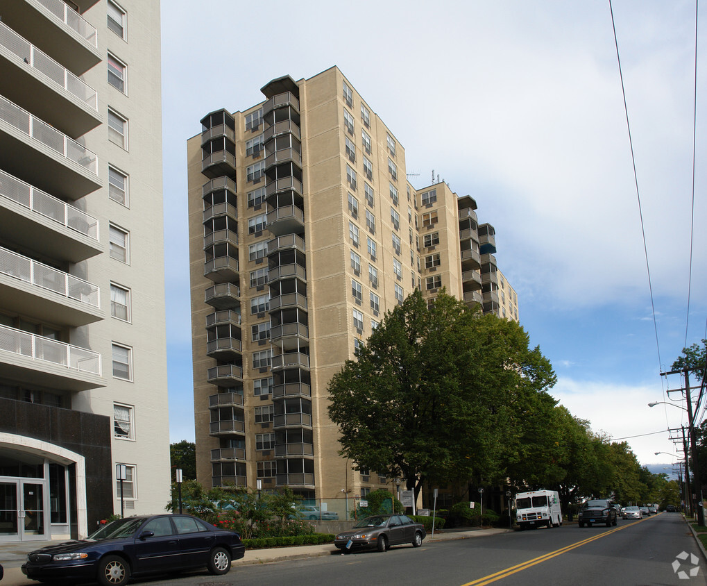 Building Photo - Soundview Towers