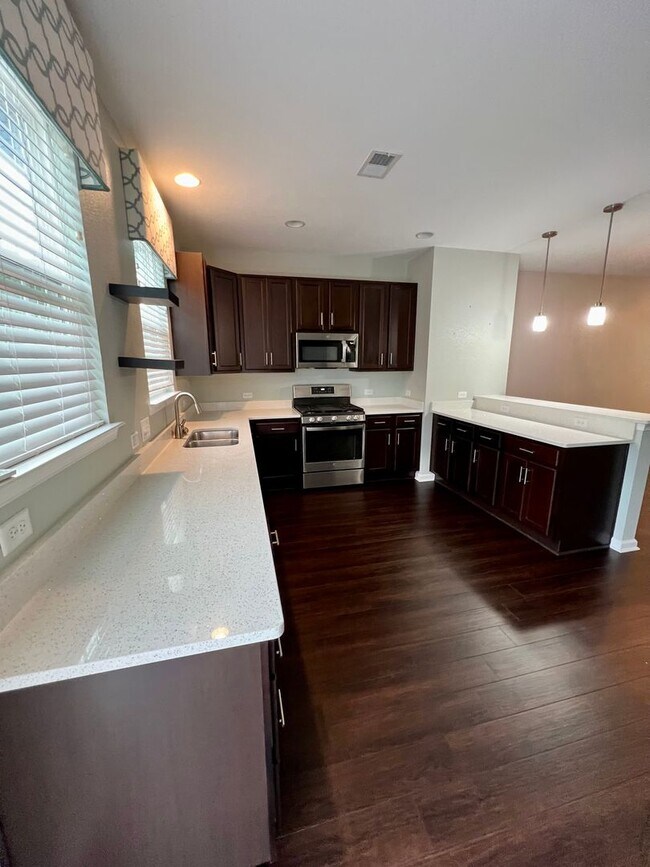 Building Photo - Gorgeous 2 bedroom condo