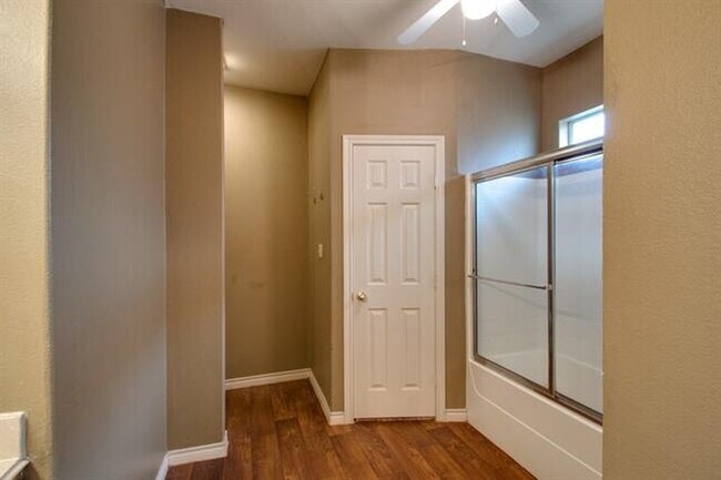 Building Photo - MOVE IN READY : EVERMAN
